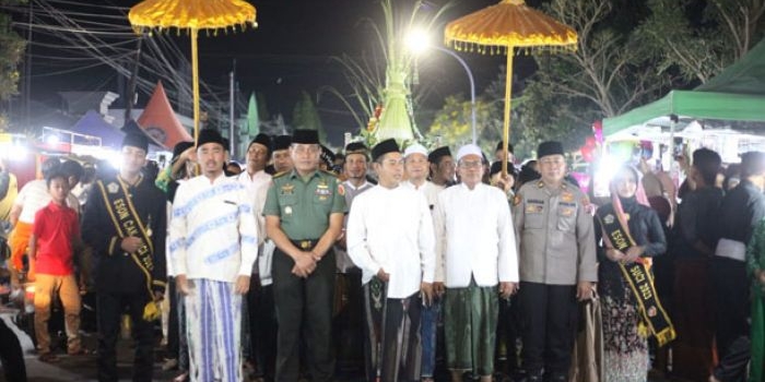 Kades Suci, Camat Manyar, Zainul Arifin, serta Forkopimcam saat ikuti Rebo Wekasan.