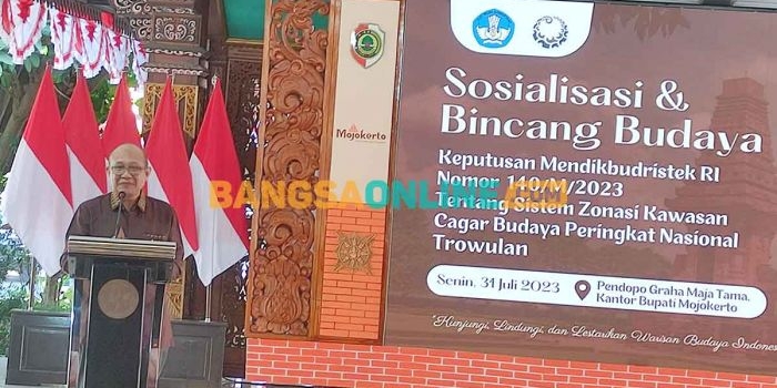 Direktur Perlindungan Kebudayaan Kemendikbudristek, Judi Wahyudin, saat sosialisasi dan bincang budaya Majapahit di Pendopo Graha Maja Tama. Foto: YUDI EKO PURNOMO/BANGSAONLINE