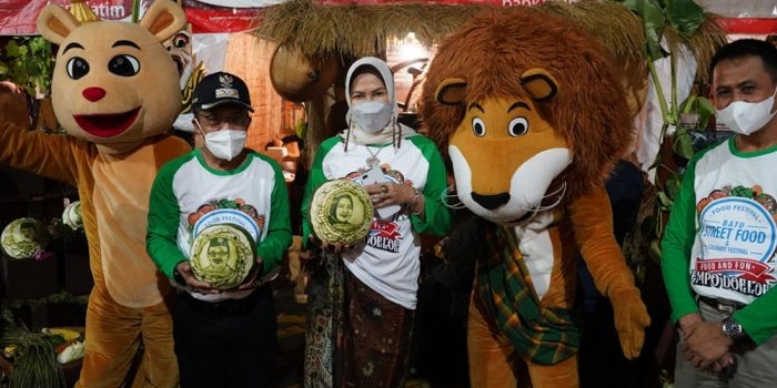 Wali Kota Batu Dewanti Rumpoko dan Wakil Wali Kota Punjul Santoso (kiri) bersama maskot Batu Street Food Festival.