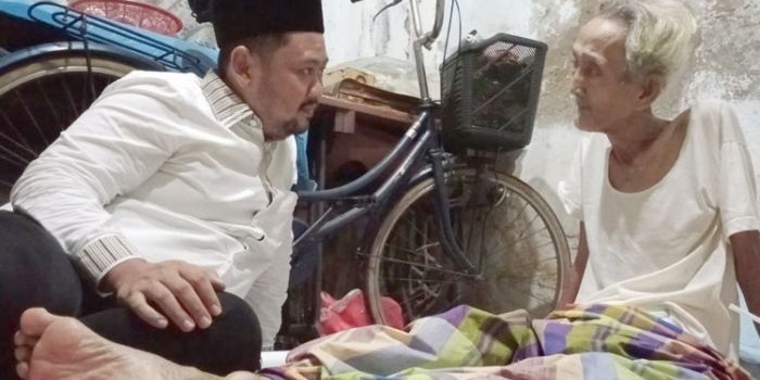 Gus Yani saat berkunjung ke kediaman Amang Genggong. foto: SYUHUD/ BANGSAONLINE