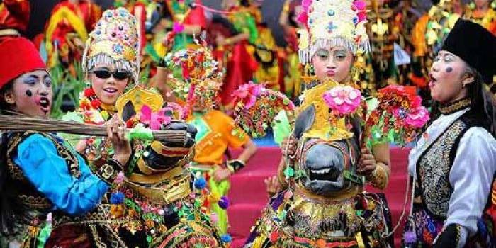 Festival seni tari Jaran Slining yang digelar Disbudpar Lumajang, Maret lalu. (imron/BANGSAONLINE)