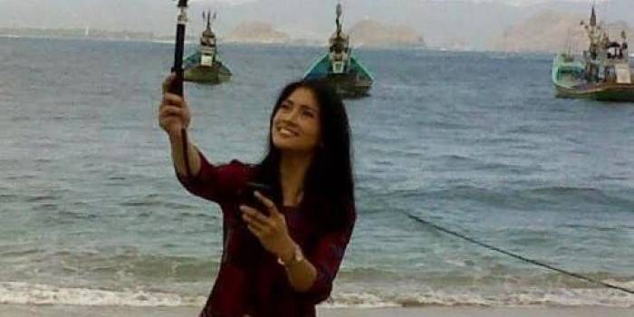 Putri Indonesia saat selfie di pantai Papuma.