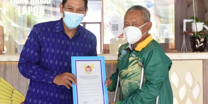 Wali Kota Kediri Abdullah Abu Bakar saat memberikan bantuan kepada salah satu Atlet National Paralympic Committee (NPC) Kota Kediri. Foto: Ist