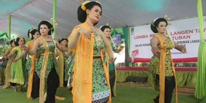 Para waranggono tayub sedang menari seusai ritual atau wisuda. foto: suwandi/BANGSAONLINE