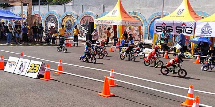 Para rider kids push bike saat tampil di ajang Ronggolawe Championship 2024 di GOR Rangga Anoraga Jaya Tuban.