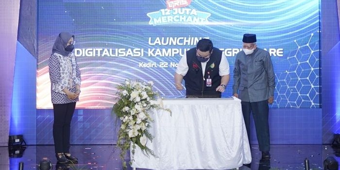 Bupati Kediri Hanindito Himawan Pramana saat menandatangani berita acara disaksikan oleh Deputi Kepala Perwakilan Bank Indonesia Cabang Kediri Wihujeng Ayu Rengganis dan Mr. Kalend, pemilik salah satu tempat Kursus Bahasa Inggris di Kampung Inggris. foto: ist.