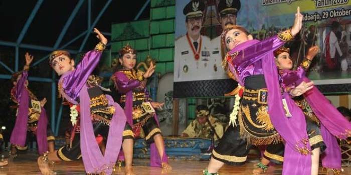 UNJUK KEBOLEHAN: Para siswa SD menari Tari Remo kala Panggung Dolanan Anak dan Remaja, di Pendopo Delta Krida Disporabudpar Sidoarjo, Sabtu (29/10) malam. foto: istimewa