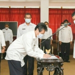 Siswanto saat menandatangani berita acara pengangkatannya, disaksikan oleh Wali Kota Kediri Abdullah Abu Bakar. foto: ist.