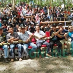 Ular Sanca raksasa diangkat oleh 8 orang saat dipamerkan dalam Gathering Akbar yang diselenggarakan di Hutan Kota Gunung Ja