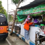 FRPB Pamekasan saat membagikan paket sembako untuk masyarakat yang kurang mampu saat Bulan Suci Ramadan 1443 H.