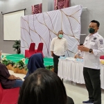 Petugas dari Satresnarkoba Polres Batu dan BNN Kota Batu ketika mensosialisasikan bahaya narkoba pada pengunjung di Lobby Hotel Senyum.