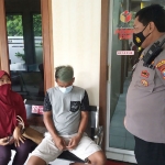 Dua terduga pelaku money politics saat menjalani pemeriksaan di Mapolres Tuban.