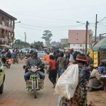 Situasi sibuk di Kota Bamenda. foto: mirror.co.uk