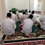 Para kiai di Jawa Timur melakukan ikhtiar batin untuk menghilangkan virus corona dengan bermunajat kepada Allah yaitu salat malam, istighatsah, dan doa bersama di Pondok Pesantren Amanatul Ummah Jalan Siwalankerto Utara Surabaya, Rabu (2/6/2020) malam. foto: MMA/ bangsaonline.com