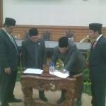 Bupati, Sambari, didampingi Wabup, Moh Qosim ketika teken MoU nota keuangan APBD Perubahan 2015. (foto: syuhud/BANGSAONLINE)