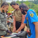 Kabid Destinasi Wisata Tony Widianto (kiri) beserta Ketua Komunitas Jeep Trenggalek di Kawasan Wisata Dillem Wilis Trenggalek. (foto: HERMAN/ BANGSAONLINE)