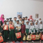 Anak yatim yang sekolah dibawah lembaga pendidikan Taqwiyatul Ummah (Taquma) Jemur Wonosari Surabaya bersama gurunya usai mengikut doa bersama di Kantor HARIAN BANGSA sambil membawa Biskuit Kokola.