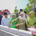 Peletakan batu pertama masjid Darussalam Trucuk Bojonegoro oleh Khofifah