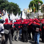 Karyawan korban PHK PT. Smelting ketika menggelar aksi demo di DPRD Gresik, beberapa waktu lalu. foto: SYUHUD/ BANGSAONLINE