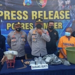 Kapolsek Semboro AKP. Fatchur Rohman saat memimpin press confrence penangkapan peracik bahan peledak.