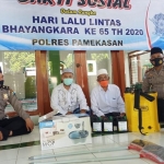 Kasatlantas Polres Pamekasan AKP Didik Sugiarto bersama jajaran Satlantas Polres Pamekasan saat menyerahkan bantuan di Masjid Al Munarawoh di Jalan Nyalaran, Pamekasan.