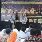 Seorang siswa ketika melakukan presentasi di hadapan undangan saat review class di aula SMK PGRI 3 Malang. foto: iwan/ BANGSAONLINE