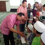 pemberian santunan kepada anak yatim. foto:istimewa