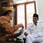 Wali Kota Kediri Abdullah Abu Bakar saat mengunjungi salah satu pejuang veteran. (foto: arif kurniawan/BANGSAONLINE)