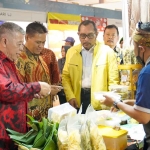 Ketua DPRD Jatim, Kusnadi, dan Wakil Ketua DPRD Jatim, Sahat Tua Simanjuntak, saat mengunjungi salah satu stan UMKM di Festival Gubernur Soerjo. Foto: Ist