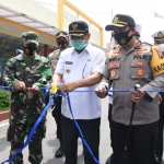 Bupati Pungkasiadi dan Kapolres Mojokerto AKBP Dony Alexander, tengah meresmikan Mobil Motor Dolan-Dolan Cegah Covid-19. 