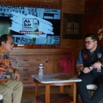 Akbar Faisal dan Bupati Kediri Hanindhito Himawan Pramana saat berbincang acara podcast yang ditayangkan di kanal youtube Akbar Faisal Unsensored.  Foto: ist.