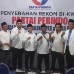 Gus Barra (empat dari kiri) foto bersama usai penyerahan rekom B1 KWK dari Partai Perindo.