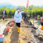 Gubernur Khofifah saat menghadiri kegiatan tanam pohon serentak, belum lama ini.