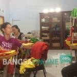 Anggota DPRD Kota Kediri, Sujono Teguh Wijaya, saat meninjau balai RW yang digunakan untuk program alih profesi dengan kegiatan menjahit. foto: arif kurniawan/ BANGSAONLINE