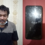 Tersangka berikut barang bukti sabu dan HP merek Vivo saat diamankan di Mapolres Pasuruan, Jumat (22/01).