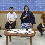 Kepala Dinas Kesehatan (Dinkes) Kota Surabaya, Febria Rachmanita saat jumpa pers di kantor Humas Pemkot Surabaya, Rabu (23/10). foto: YUDI A/ BANGSAONLINE