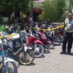 Kasatlantas Polres Magetan AKP Himawan Setiawan menunjukkan barang bukti sepeda motor protolan yang berhasil diamankan. foto: ANTON/ BANGSAONLINE