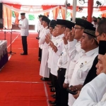 Bupati Sambari saat melantik 1.111 pejabat, beberapa waktu lalu. foto: SYUHUD/ BANGSAONLINE