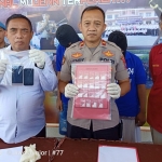 Dua tersangka saat diamankan di Mapolres Pasuruan.