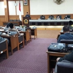 Suasana rapat paripurna saat terjadi perdebatan sengit soal proyek Islamic Center, beberapa waktu lalu. foto: SYUHUD/ BANGSAONLINE