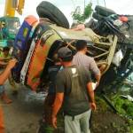 Proses evakuasi truk yang tercebur ke tambak harus menggunakan alat berat. foto: suwandi/harian bangsa