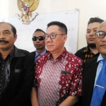 Gunadi Handoko (tengah), didampingi dua kuasa hukumnya Muji Laksono dan Susianto saat wawancara dengan awak media di PN Malang, Selasa (27/2). Foto: Iwan Irawan/BANGSAONLINE