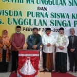 Tampak di antara para tokoh yang hadir dalam peresmian tersebut, Prof. Dr. H. Dahlan Iskan, Prof. Dr. KH. Asep Saifudin Chalim, Prof. Dr. H. Imam Suprayogo, dan Pengasuh Ponpes Singa Putih KH. Saifulloh Arif Billah. (foto: AHMAD FUAD/ BANGSAONLINE)