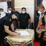 Pemkab Sumenep diwakili Kepala Dishub Agustiono Sulasno dengan Presiden Direktur PT. SAC Permadi Surya saat menandatangi kerja sama.