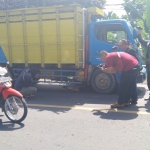 Jenazah korban saat masih berada di bawah truk.