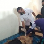 Petugas dari Polsek Kerek bersama Tim Medis Puskesmas Gaji Kecamatan Kerek yang mendatangi lokasi kejadian langsung melakukan olah TKP dan melakukan pemeriksaan terhadap jenazah korban. (foto: ist)