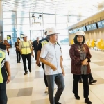 Pj Wali Kota Kediri, Zanariah, bersama Bupati Kediri, Hanindhito Hinawan Pramana (kanan), saat meninjau Bandara Internasional Dhoho. Foto: Ist