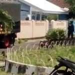 Tim Gegana Brimob yang datang untuk mengamankan paket mencurigakan tersebut.