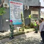 Anggota Polsek Menganti jajaran Polres Gresik, anggota Koramil Menganti, dan BKO Marinir ketika PAM di Gereja. foto ist.