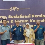 Kepala KPP Pratama Tuban, Arif saat foto bersama dengan Ketua PWI, Suwandi dan beberapa instansi lain yang berkomitmen mendukung pelayanan perpajakan di Tuban.